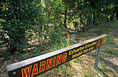 Crocodile warning sign, Australien, Australia, NT Warning sign on the beachfront as estuarine crocodiles infest the Gulf of Carpentaria, Warnschild wegen Leistenkrokodil