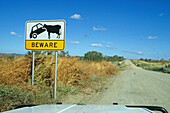 Warnschild am Straßenrand einer Schotterstraße, Landstraße, Australien