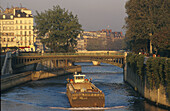 Lastkahn auf der Seine, Paris, Frankreich