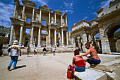 Touristen vor Celsus Bibliothek, Antike Stadt Ephesus Tuerk. Aegaeis, Tuerkei