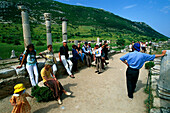 Touristengruppe mit Guide, Antike Stadt Ephesus Türk. Ägäis, Türkei