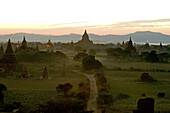 Sunset over the temples of Bagan, Sonnenuntergang Pagan, Kulturdenkmal, Ruinenfeld von Pagoden