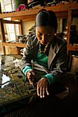 Lacquerware workshop, Bagan, Lackarbeit Werkstatt, Frau graviert den Lack, Handwerkerin