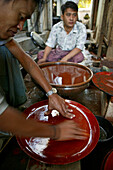 Lacquerware workshop, Bagan, Lackarbeit Werkstatt, Polieren der Lackschalen