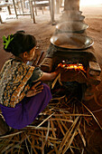 Cooking palm sugar, near Bagan, Kochen von Palmzucker, bei Bagan