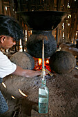 Distilling schnaps, palm sugar, near Bagan, Schnappsbrennerei, von Palmzucker, bei Bagan