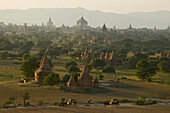 Sunset over the temples of Bagan, Pferdekutschen, Abendstimmung Pagan, Ruinenfeld von tausenden Pagoden, Weltkulturerbe