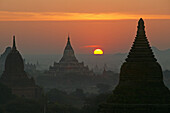 Sunset over the temples of Bagan, Sonnenuntergang ueber Pagan, Kulturdenkmal von tausenden Ruinen von Pagoden, Ruinenfeld
