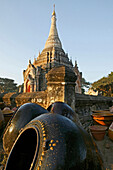Terracotta pots outside pagoda, Bagan, Toepferei neben Pagode in Pagan, Tonkruege