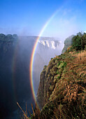 Regenbogen über den Viktoriafällen, Simbabwe und Sambia, Afrika