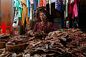 Dried fish, daily market, Taunggyi , Woman selling dried fish at Taunggyi market, capital of Shan Province Verkauf Trockensich, Taunggyi, Hauptstadt der südlichen Shan-Stattes