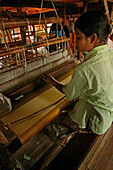 Silk weaving Inpawkhon, Inle Lake, Seidenweberei, traditionelles Handwerk In Paw Khone, Inle-See