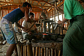 Blacksmith, forge, Inle Lake, Schmiede, Handarbeit, Inle-See, rotglühend, schmieden, Eisen, Rotglut