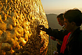 Goldener Fels, Kleben von Blattgold, Pilger in Kyaikhtiyo, Myanmar, Burma, Asien