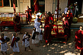 Mahagandaryone Monastery, Essenausgabe fuer Moenche im Kloster in Amarapura line of little monks going into the dining hall of monastery, near Mandalay