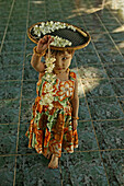 Young flower seller at Kuthowdaw Pagoda, Maedchen verkauft Blumen in Pagode, Mandalay