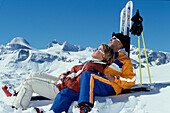 Ski, Paar relaxed im Schnee