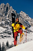 Schneeschuhwandern mit Snowboard, auf dem Rücken Hochkönig, Österreich