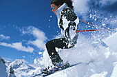 Frau fähr Ski durch Tiefschnee