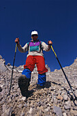 Bergsteiger beim Abstieg in der, Geroellhalde mit Stockeinsatz