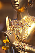 Detail einer goldenen Statue im Tempel Grand Palace, Bangkok, Thailand