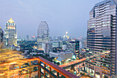 Blick vom Balkon auf Sathorn Strasse am Abend, Bangkok, Thailand