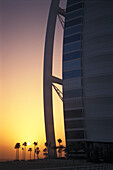 Die Fassade des Hotel Burj Al Arab bei Sonnenuntergang, Dubai, Vereinigte Arabische Emirate