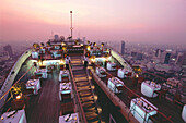Das Restaurant Vertigo auf der Dachterrasse des Hotel Banyan Tree am Abend, Bangkok, Thailand