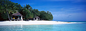 Hütten am Strand unter Palmen, Hotel Banyan Tree Spa, Vabbinfaru, Malediven, Indischer Ozean