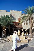 Ein Mann überquert einen Platz, Souk, Nizwa, Oman