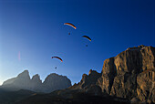 Hängegleiter über Felsen, Sellagruppe, Dolomiten, Südtirol, Italien