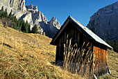 Holzhütte in den Dolomiten, Italien