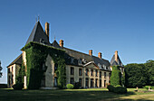 Das Schloss Château de Prunoy unter blauem Himmel, Prunoy, Burgund, Frankreich
