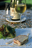 Pastete, Salat und Weißwein, Burgund, Frankreich