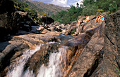 Menschen am Wasserfall, Nationalpark Peneda-Gerês, Soajo, Serra do Soajo, Portugal