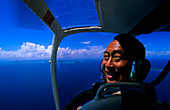 Hubschrauber Pilot fliegt über Duke of York Islands, West New Britain, Papua Neuguinea, Melanesien