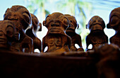 Nahaufnahme von Tiki Skulpturen, Taihoae, Nuku Hiva, Marquesas, Französisch Polynesien, Südsee