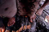 Nackte Kinderfüsse stehen auf erstarrter Lava, Goma, Kongo, Afrika