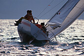 Menschen auf einem Segelboot bei einer Regatta, Centomiglia, Gardasee, Italien, Europa