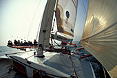 Menschen auf einem Segelboot bei einer Regatta, Centomiglia, Gardasee, Italien, Europa