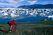 Mountainbiker am, Jökulsarlon Gletscher Island