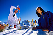 Menschen an einer Bar aus Schnee unter blauem Himmel, Palmenalpe, Lech, Vorarlberg, Österreich, Europa