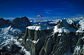 Paraglider über Berggipfel, Sella Ronda, Dolomiten, Südtirol, Italien