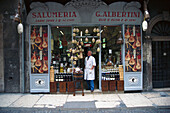 Verkäufer in Delikatessengeschäft, Verona, Veneto, Italien, Europa