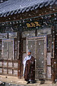 Monk in Haeinsa monastery, UNESCO world heritage, Haeinsa, Kayasan National Park, South Korea, Asia
