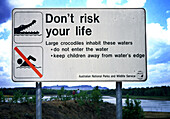 Warnschild am Ufer eines Flusses, Arnhem Land, Northern Territory, Australien
