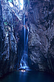 Mensch badet im Mac Micking Pool, El Questro Schlucht, Kimberley Plateau, Australien