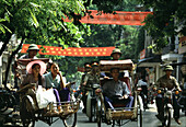 Menschen auf Rikschas in den Strassen der Altstadt, Hanoi, Vietnam, Asien