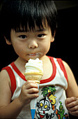 Junge mit Eis, Tokyo, Japan