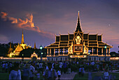 Der beleuchtete Königspalast am Abend, Phnom Penh, Asia, Kambodscha, Asien